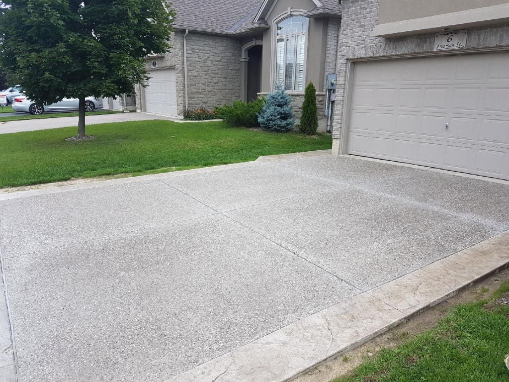 Exposed aggregate driveway with patterned concrete border